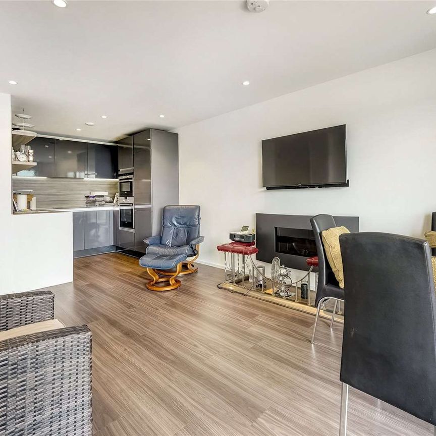 A contemporary one bedroom apartment offering both stylish and modern living - Photo 1