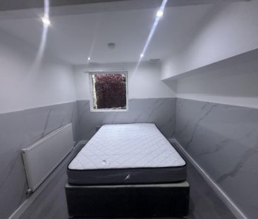 3 bedroom flat to rent - Photo 2