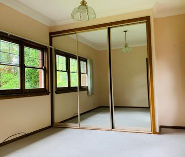 Spacious 4 Bedroom House with Expansive Garden - Photo 3