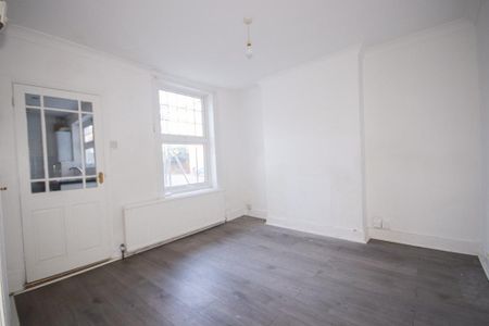 4 bedroom semi-detached house to rent - Photo 3