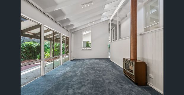 Elegant Royston Park Villa - Photo 1