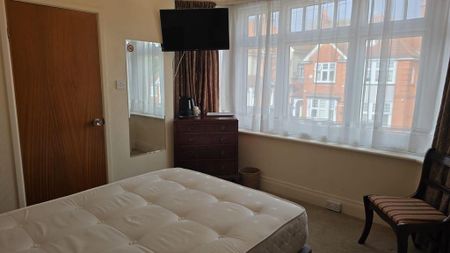 1 bedroom in a house share to rent - Photo 2