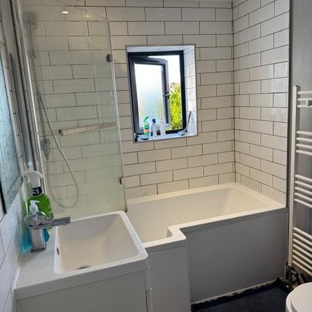 Double bedroom close to chigwel station- £700 pcm - Photo 3