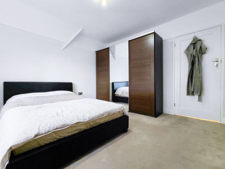 Buckingham House, Monks Drive, London W3 - Photo 3