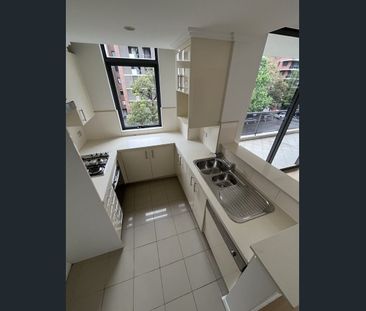 Renovated Modern Comfort 2 bed apartment with Quality and convenien... - Photo 4