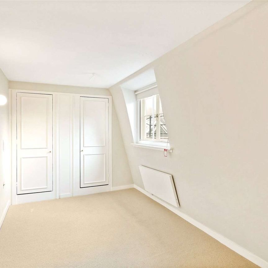 A beautiful two bedroom set (apartment) boasting a wealth of period features in this prestigious building. - Photo 1