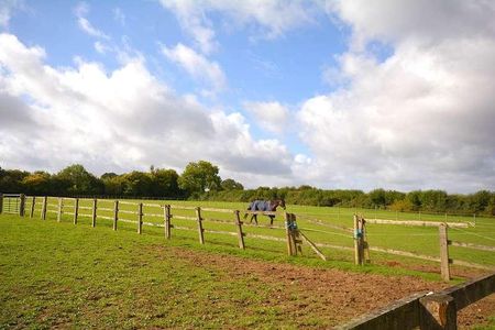 Fullers Hill Farm, Amersham, HP6 - Photo 3