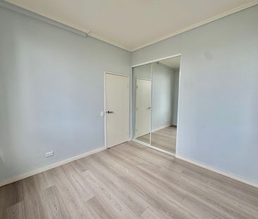 Light Filled Modern Two Bedroom Apartment With Air Conditioning & S... - Photo 2