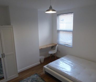4 bedroom end of terrace house to rent - Photo 3