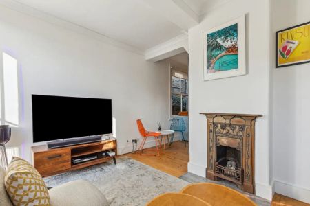 2 bedroom maisonette in Battersea - Photo 4