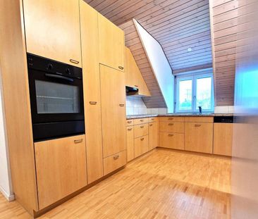 Grosszügige 3 1/2 Zimmer- Dachwohnung mit saniertem Bad - Photo 2