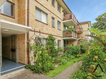 Leafy Two Bedroom Unit With Laundry, Balcony & Lock Up Garage - Photo 3