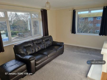 2 bedroom flat to rent - Photo 2