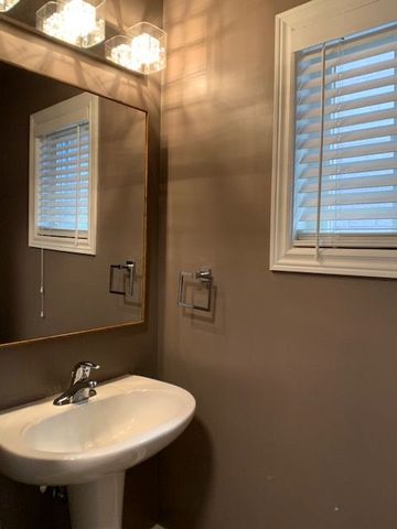 For Lease - 137 Four Seasons Crescent, Newmarket, Ontario - Photo 2