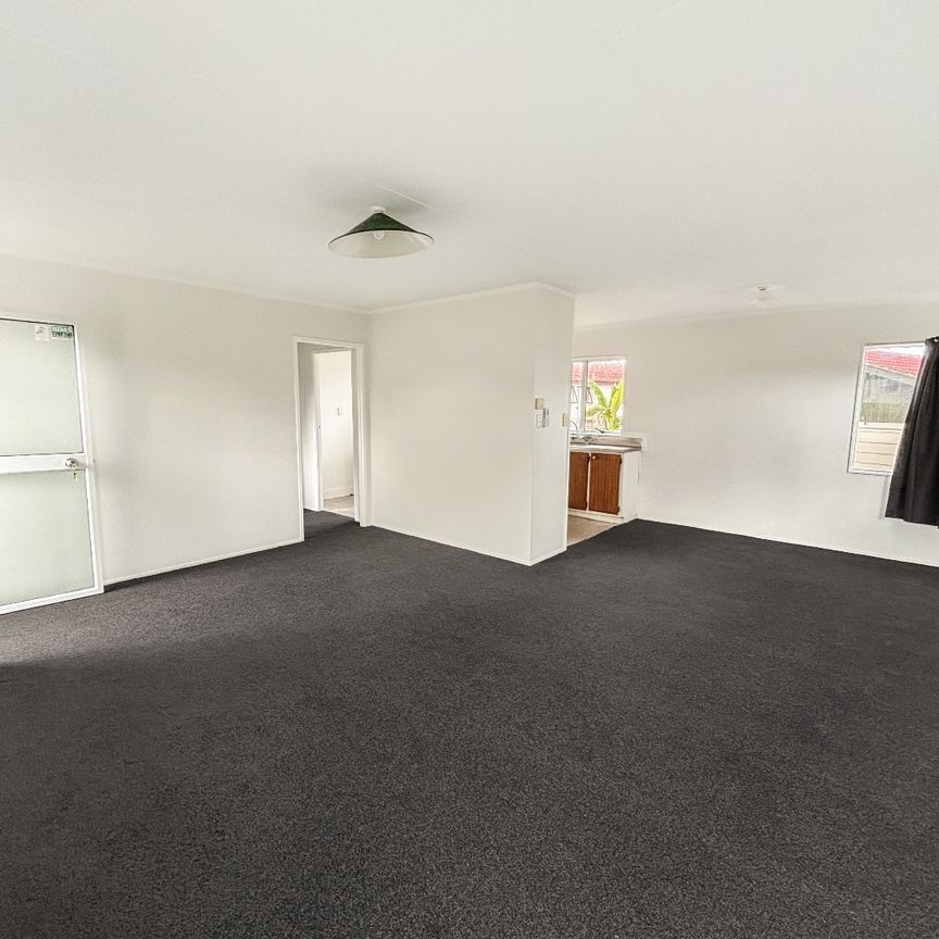 TWO WEEKS FREE - 3-Bedroom Family Home in Flat Bush - Photo 1