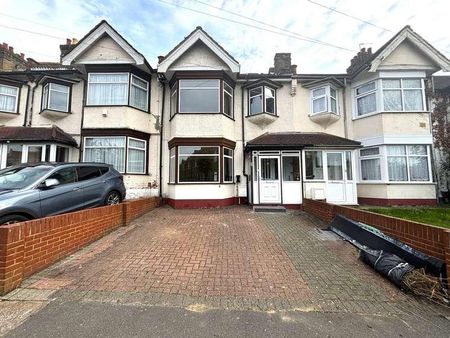 Lennox Gardens, Ilford, IG1 - Photo 3