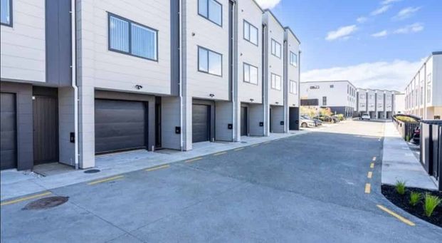 MANGERE BRIDGE, 3 BEDROOMS - Photo 1