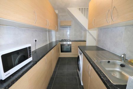 2 bedroom semi-detached house to rent - Photo 5