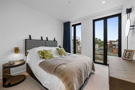 A beautifully furnished sub-penthouse apartment with a large roof terrace in a world class development. - Photo 2