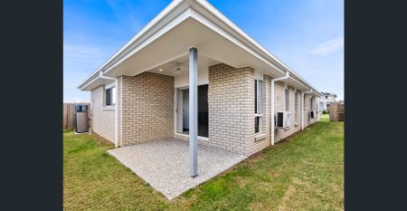 Four Bedrooms stylish home in the Heart of Thornlands - Photo 3