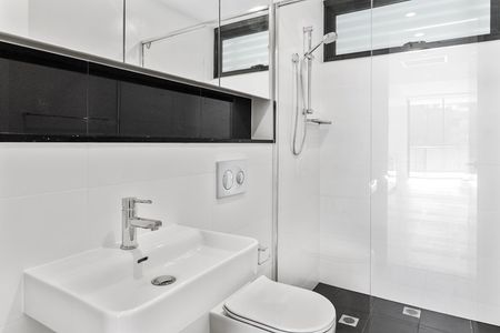 Spacious & Sun-Filled Apartment - Photo 5