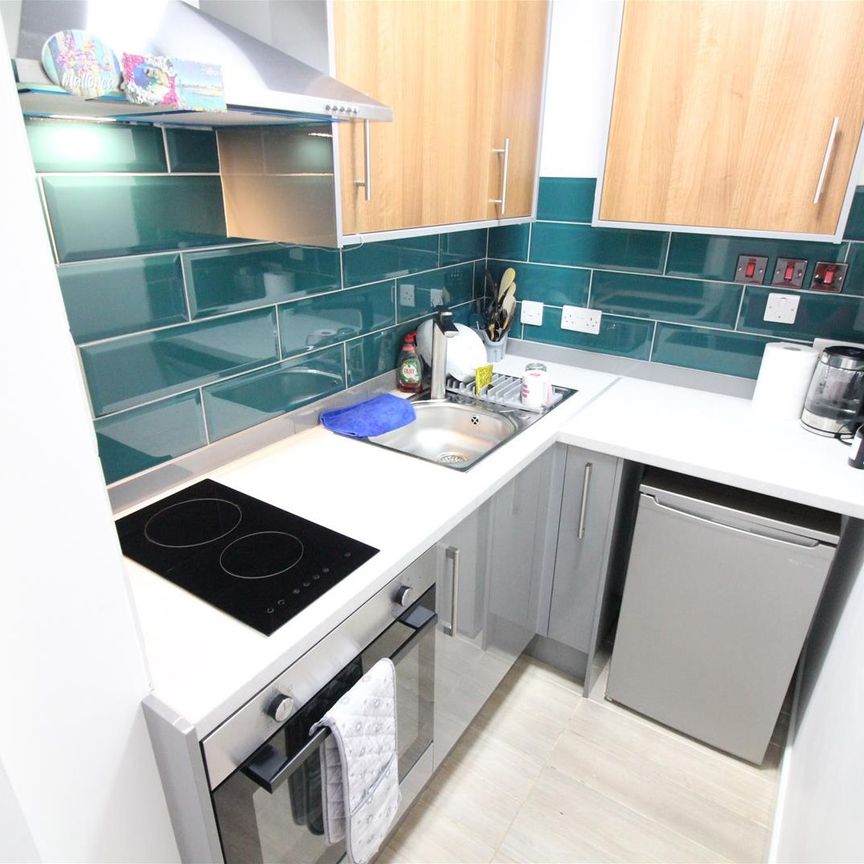 Cromwell Road, Hounslow - Photo 1