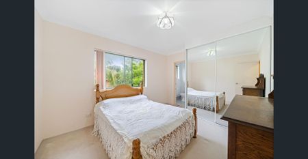 Large, well presented two bedroom unit. - Photo 4