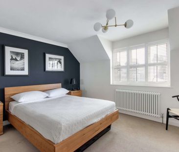 Elegant town centre mews house with premium finishes, south-west garden, and parking. - Photo 3