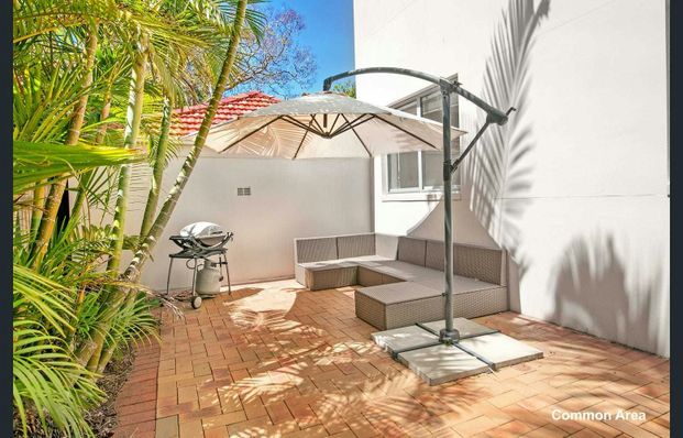Renovated unfurnished one bedroom unit near Beach - Photo 1
