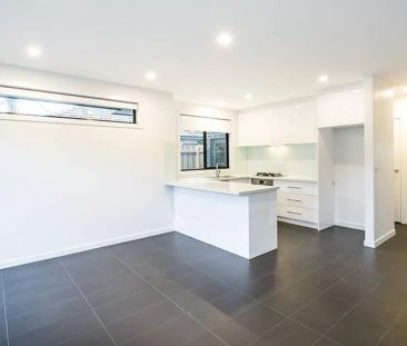 MODERN TOWNHOUSE | CONVENIENT LOCATION! - Photo 5