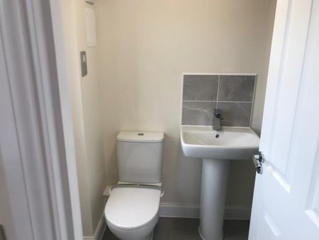 4 Bed Detached House, Fieldfare Way, CV4 - Photo 2