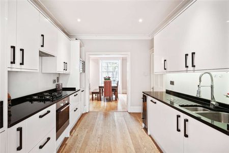 A beautifully presented five bedroom family home situated on a highly sought after Knightsbridge garden square. - Photo 2