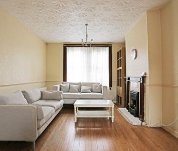 Price £1,950 pcm - Available Now - Part Furnished - Photo 4