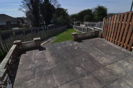 3 bed Semi-Detached - To Let - Photo 3