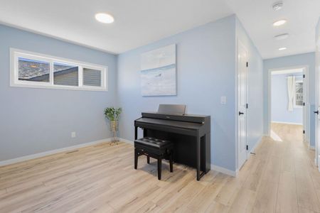 AVAILABLE OCTOBER 1 - Beautiful 4 Bedroom home in Glacier Ridge NW - Photo 5