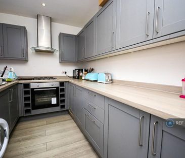 1 bedroom in a house share to rent - Photo 2