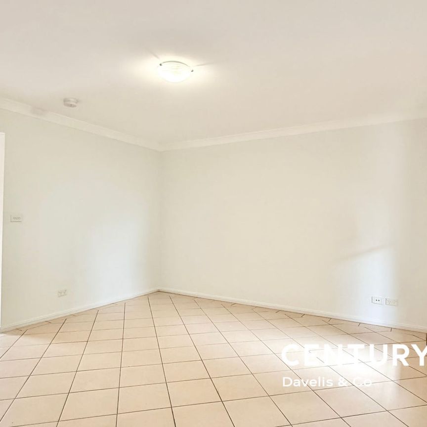 Freshly Painted - Three Bedroom Townhouse! - Photo 1