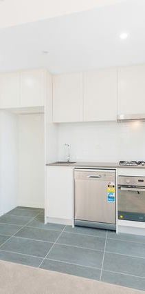 Modern 1 bedroom apartment close to amenities for lease - Photo 1