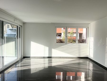 3.5-room ground floor apartment with conservatory! - Photo 3