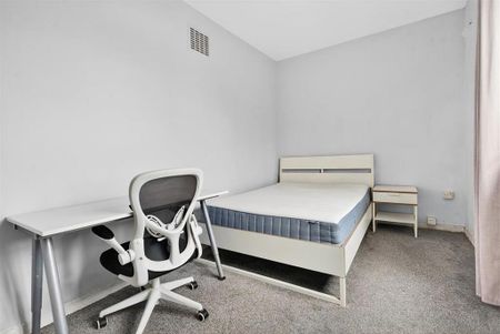 3 bedroom flat to rent - Photo 4