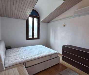 In a private setting and surrounded by nature, an elegant villa wit... - Foto 4