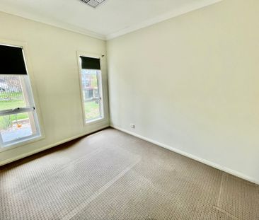 Five Bedrooms/Three Bathrooms! - Photo 3