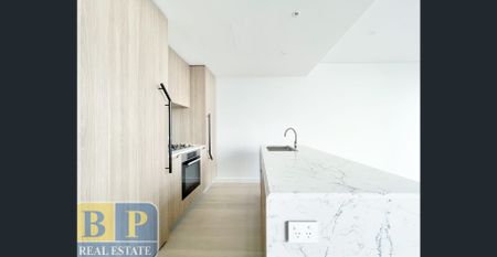 Sky and Tree Top View Apartment on Level 13 - Photo 3