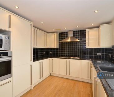 3 bedroom semi-detached house to rent - Photo 5