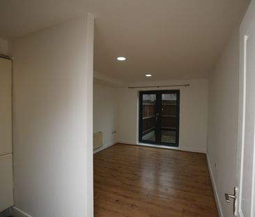 Studio Flat, Invito House, IG2 - Photo 2