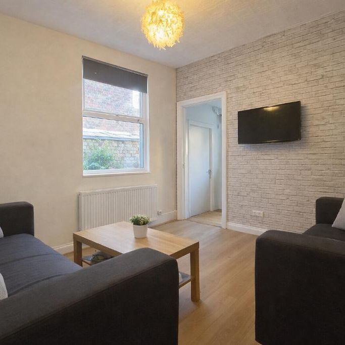 5 bedroom semi-detached house to rent - Photo 1