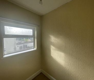 3 bedroom end of terrace house to rent - Photo 4