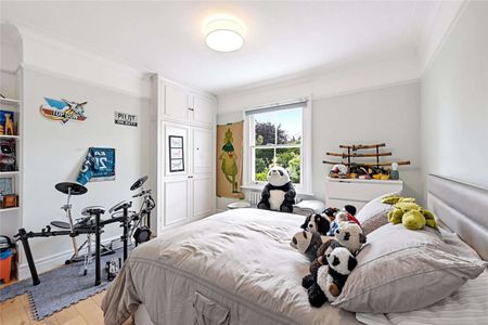 An exceptional five bedroom family home showcasing superb lateral space, refined finishes and generous private garden. - Photo 4