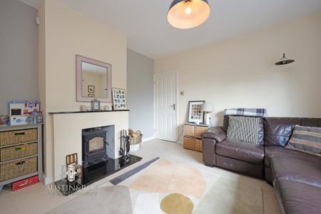 3 bedroom semi-detached house to rent - Photo 2