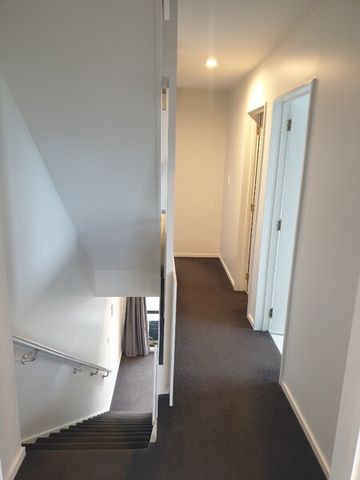 THREE BEDROOM APARTMENT – SINGLE GARAGE - Photo 2